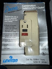 LEVITON DECORA 5299/728 120 VOLT 15A COMBINATION SWITCH/RECEPTACLE ~ IVORY