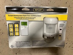 Defiant Daylight Adjusting Indoor Digital TImer w Motion Sensor 1000 015 589 NEW