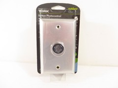 NSI INDUSTRIES TORK® BUTTON PHOTOCONTROL w/ WALL PLATE, 120V, RKP311