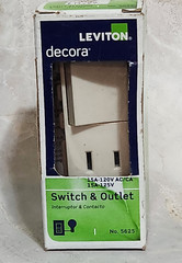 Leviton 5625 LIGHT ALMOND Decora Switch & Receptacle Outlet 15A-120V AC/CA