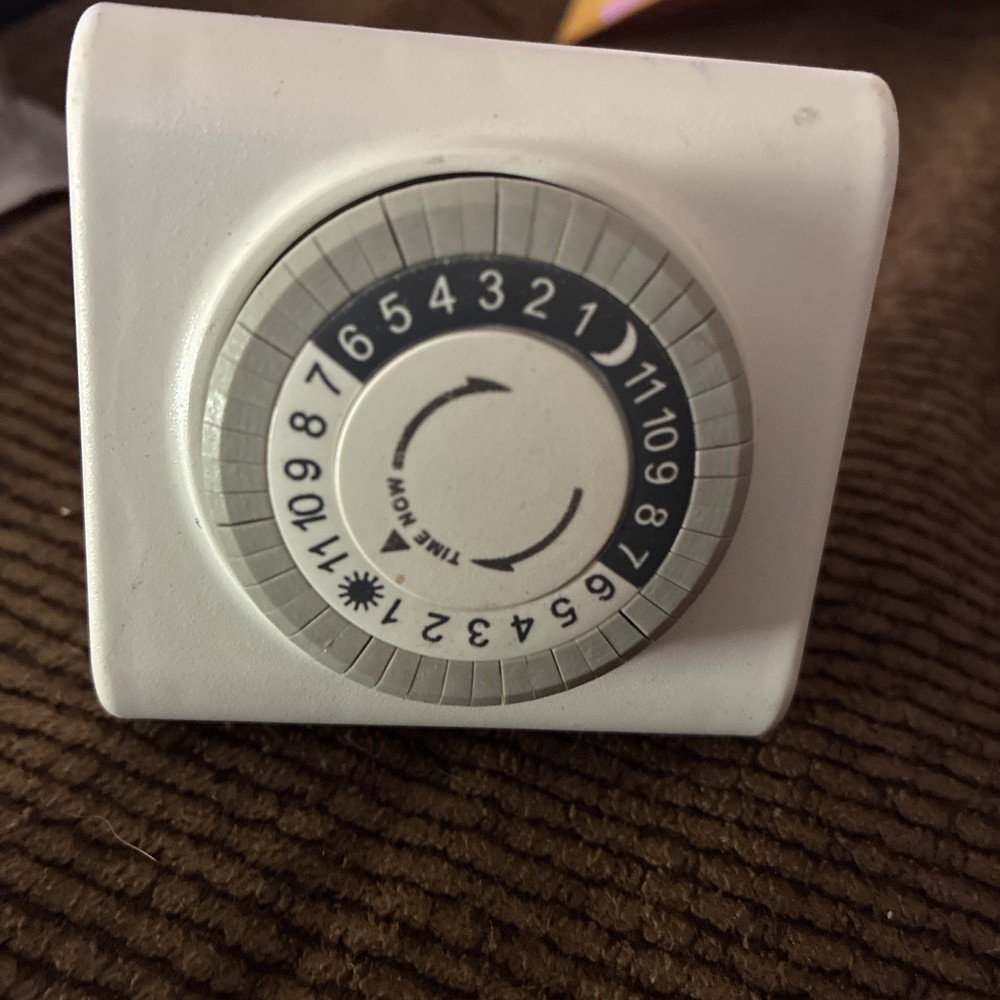 GE 24-Hour Heavy Duty Indoor Plug-in Mechanical Timer 1 Grounded Outlet 15119